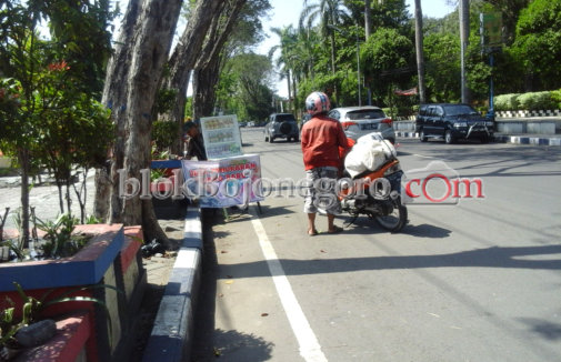 Jelang Lebaran, Jasa Penukaran Uang Baru Marak